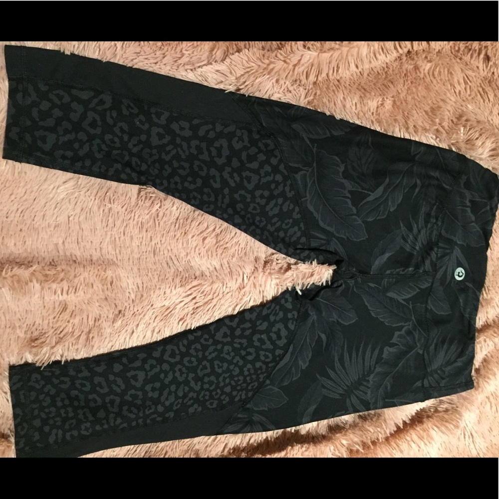 Crop yoga pants, worn 2 times.